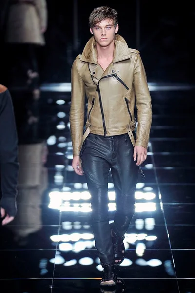 Look 10